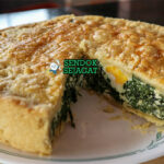 Pastel de Acelga tarta golden masa hojaldre isi acelga queso telur potong segitiga ensalada mixta