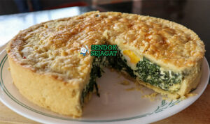 Pastel de Acelga tarta golden masa hojaldre isi acelga queso telur potong segitiga ensalada mixta