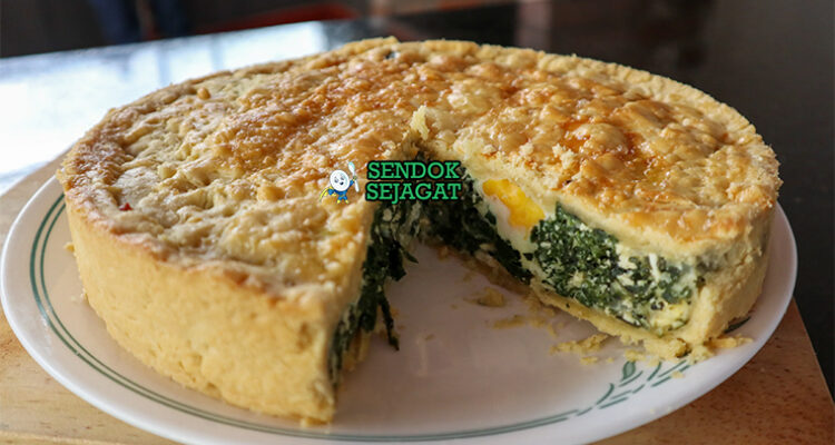 Pastel de Acelga tarta golden masa hojaldre isi acelga queso telur potong segitiga ensalada mixta