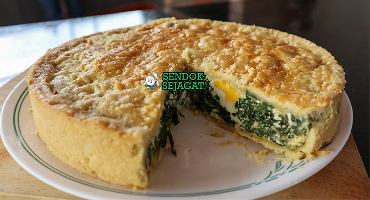 Pastel de Acelga tarta golden masa hojaldre isi acelga queso telur potong segitiga ensalada mixta