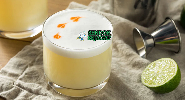 Pisco Sour gelas rock foam tebal egg white swirl Angostura bitters limau garnish cherry