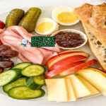 Ploughman's Lunch papan kayu cheddar potong tebal ham Branston pickle roti apel telur pickled onions ale