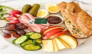 Ploughman's Lunch Pub Style Khas Inggris Ploughman's Lunch papan kayu cheddar potong tebal ham Branston pickle roti apel telur pickled onions ale