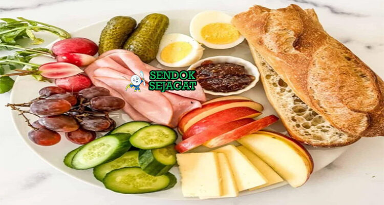 Ploughman's Lunch papan kayu cheddar potong tebal ham Branston pickle roti apel telur pickled onions ale