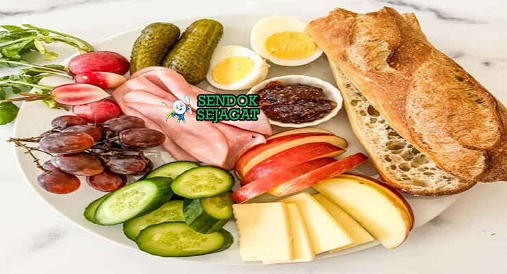 Ploughman's Lunch papan kayu cheddar potong tebal ham Branston pickle roti apel telur pickled onions ale