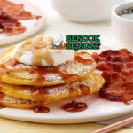 Pumpkin Pancakes tumpukan fluffy pumpkin spice maple syrup whipped cream pecan panggang fall breakfast