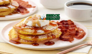 Pumpkin Pancakes tumpukan fluffy pumpkin spice maple syrup whipped cream pecan panggang fall breakfast