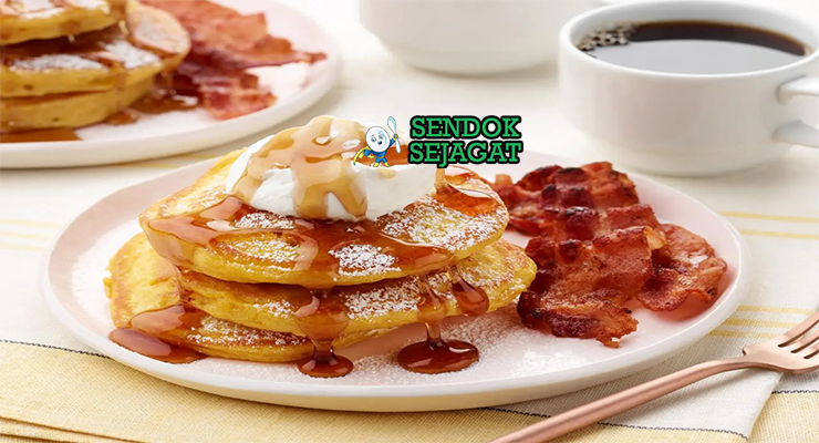 Pumpkin Pancakes tumpukan fluffy pumpkin spice maple syrup whipped cream pecan panggang fall breakfast