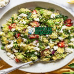 Quinoa Salad mangkuk quinoa putih tomat dadu alpukat iris bawang merah cilantro limau wedges feta
