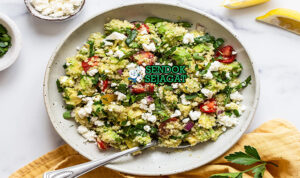 Quinoa Salad mangkuk quinoa putih tomat dadu alpukat iris bawang merah cilantro limau wedges feta