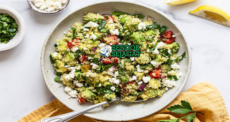 Quinoa Salad mangkuk quinoa putih tomat dadu alpukat iris bawang merah cilantro limau wedges feta
