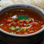 Rasam kuah bening kuning tomat lada daun kari cabe merah mangkuk tanah liat nasi idli