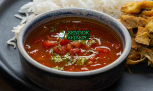 Rasam Pedas Asam Khas India Selatan Rasam kuah bening kuning tomat lada daun kari cabe merah mangkuk tanah liat nasi idli
