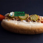 Røde Pølser sosis merah garing remoulade agurkesalat crispy onion ketchup mustard roti bun