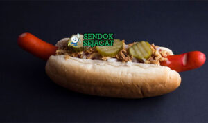 Røde Pølser sosis merah garing remoulade agurkesalat crispy onion ketchup mustard roti bun