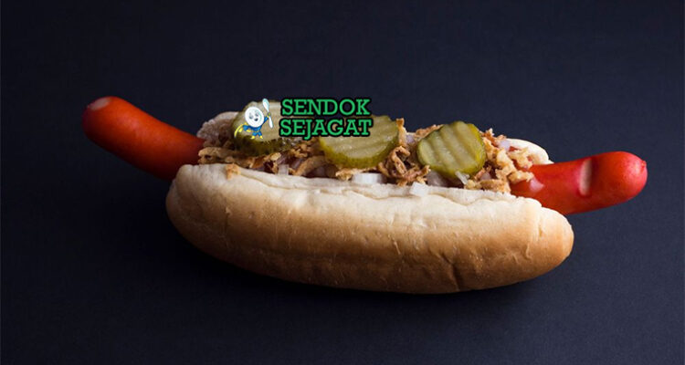 Røde Pølser sosis merah garing remoulade agurkesalat crispy onion ketchup mustard roti bun