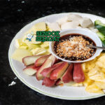 Rujak Petis buah bengkoang mangga muda kedondong nanas timun siram petis hitam kacang mede cabe rawit