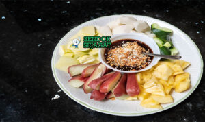Rujak Petis Pedas Manis Khas Surabaya Rujak Petis buah bengkoang mangga muda kedondong nanas timun siram petis hitam kacang mede cabe rawit