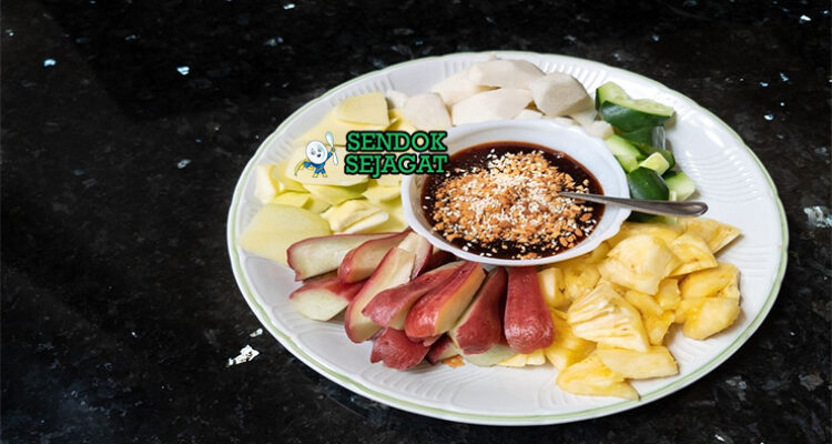Rujak Petis buah bengkoang mangga muda kedondong nanas timun siram petis hitam kacang mede cabe rawit