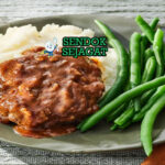 Salisbury Steak patty daging oval gravy jamur bawang kental mashed potato green beans corn