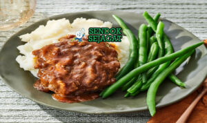 Salisbury Steak Juicy Gravy Khas Amerika Salisbury Steak patty daging oval gravy jamur bawang kental mashed potato green beans corn