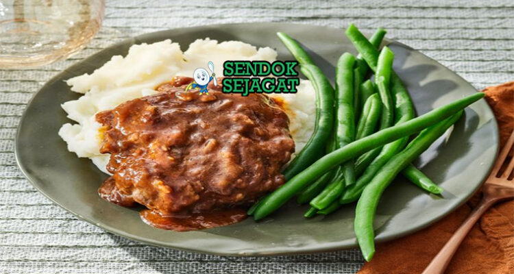 Salisbury Steak patty daging oval gravy jamur bawang kental mashed potato green beans corn