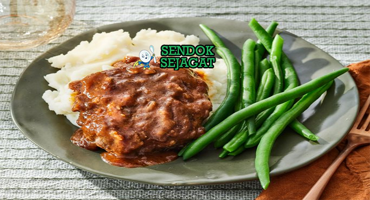 Salisbury Steak patty daging oval gravy jamur bawang kental mashed potato green beans corn