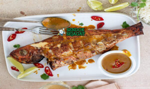 Samaki wa Kupaka Santan Harum Khas Zanzibar Samaki wa Kupaka ikan utuh bakar siram kuah kupaka santan kuning kelapa sangrai nasi ugali kachumbari