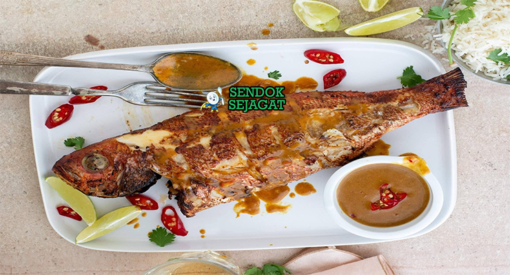 Samaki wa Kupaka ikan utuh bakar siram kuah kupaka santan kuning kelapa sangrai nasi ugali kachumbari