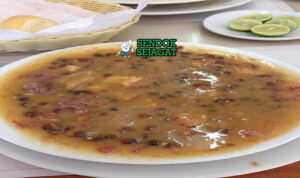 Sancocho de Guandules Creamy Gurih Khas Republik Dominika Sancocho de Guandules sup kacang merah kental santan longaniza auyama cilantro arroz blanco tostones aguacate