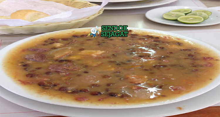 Sancocho de Guandules sup kacang merah kental santan longaniza auyama cilantro arroz blanco tostones aguacate