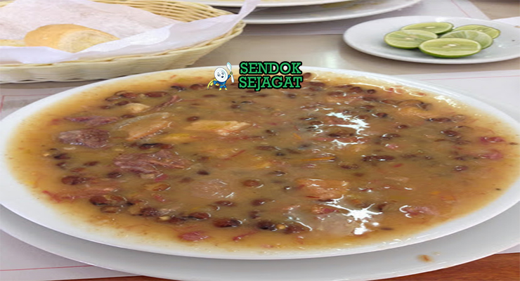 Sancocho de Guandules sup kacang merah kental santan longaniza auyama cilantro arroz blanco tostones aguacate