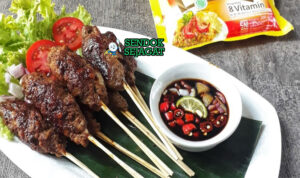 Sate Buntel Juicy Renyah Khas Solo Sate Buntel kambing giling buntel lemak garing sambal kecap bawang merah jeruk nipis nasi acar