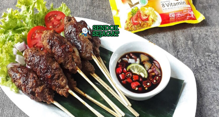 Sate Buntel kambing giling buntel lemak garing sambal kecap bawang merah jeruk nipis nasi acar