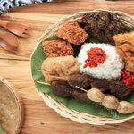 Sega Jamblang bungkus daun jati terbuka lauk semur empal perkedel sambal goreng ati telur dadar