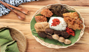 resep-sega-jamlang-lja-cirebot-30-november-2025 Sega Jamblang bungkus daun jati terbuka lauk semur empal perkedel sambal goreng ati telur dadar