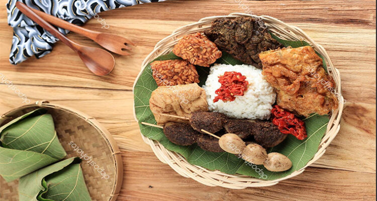 Sega Jamblang bungkus daun jati terbuka lauk semur empal perkedel sambal goreng ati telur dadar