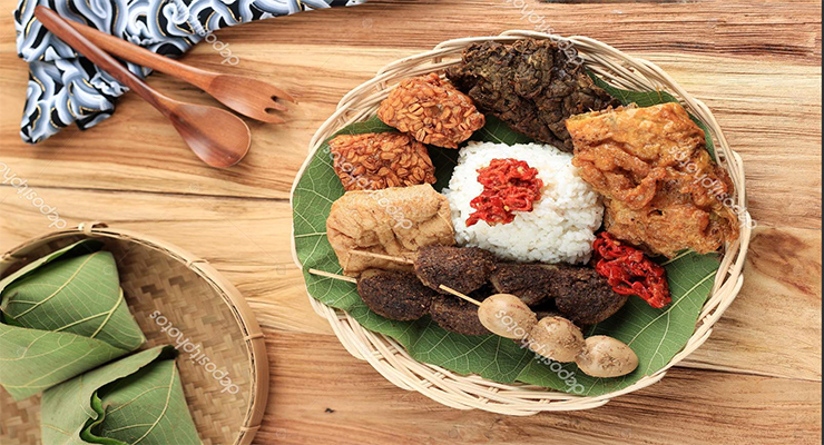 Sega Jamblang bungkus daun jati terbuka lauk semur empal perkedel sambal goreng ati telur dadar