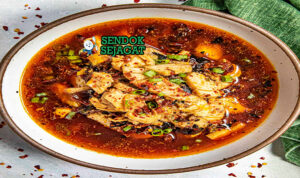 Sichuan Boiled Fish ikan fillet kuah merah ma la mendidih tauge daun bawang bawang goreng chili oil