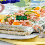 Smörgåstårta torta lapis tinggi hias timun salmon rose roe dill cream cheese potong segitiga