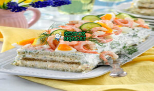 Smörgåstårta torta lapis tinggi hias timun salmon rose roe dill cream cheese potong segitiga