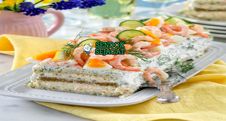 Smörgåstårta torta lapis tinggi hias timun salmon rose roe dill cream cheese potong segitiga