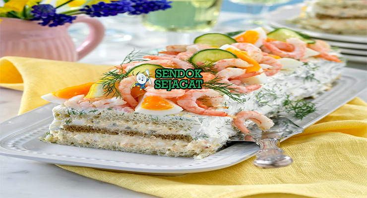 Smörgåstårta torta lapis tinggi hias timun salmon rose roe dill cream cheese potong segitiga