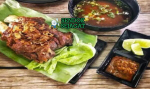 Sop Konro Bakar iga sapi bakar arang kuah hitam keluwak cengkeh buras sambal colo-colo bawang goreng