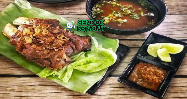 Sop Konro Bakar iga sapi bakar arang kuah hitam keluwak cengkeh buras sambal colo-colo bawang goreng