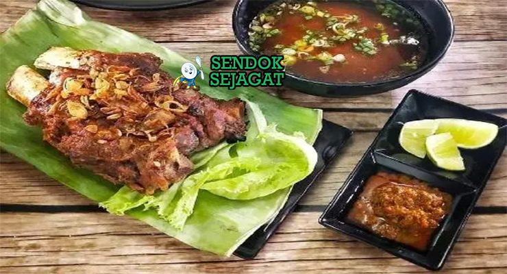 Sop Konro Bakar iga sapi bakar arang kuah hitam keluwak cengkeh buras sambal colo-colo bawang goreng