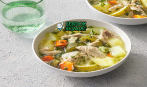 Sopa de Pollo kuah bening ayam jagung wortel zucchini avocado limau tortilla chips mangkuk