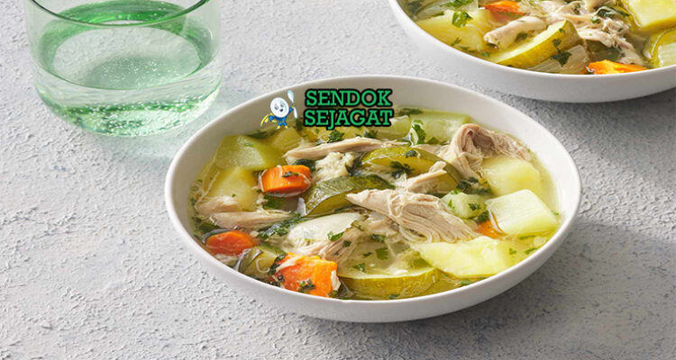 Sopa de Pollo kuah bening ayam jagung wortel zucchini avocado limau tortilla chips mangkuk