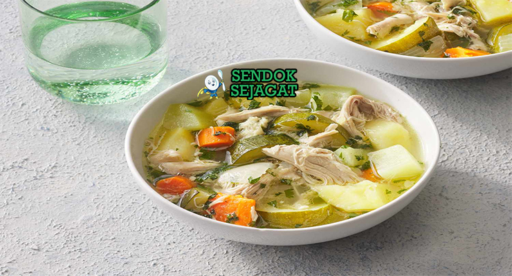 Sopa de Pollo kuah bening ayam jagung wortel zucchini avocado limau tortilla chips mangkuk