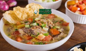 Soto Kaki Sapi kuah santan kuning iga kaki sapi besar emping bawang goreng sambal jeruk nipis nasi perkedel